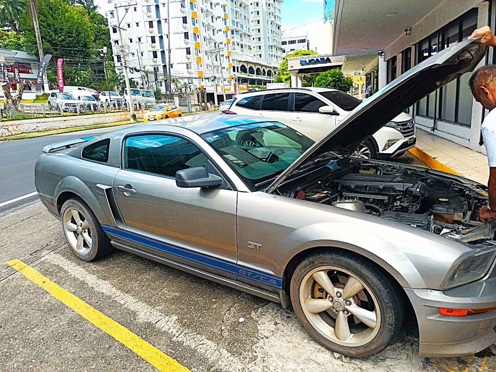 V8 5.0 Mustang costado 4 mejorada